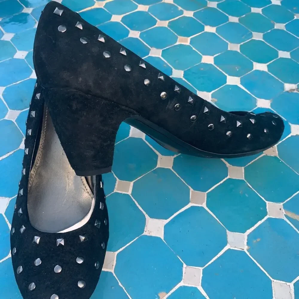 NEW KENNETH COLE STUDDED BLACK SUEDE LEATHER PUMPS
